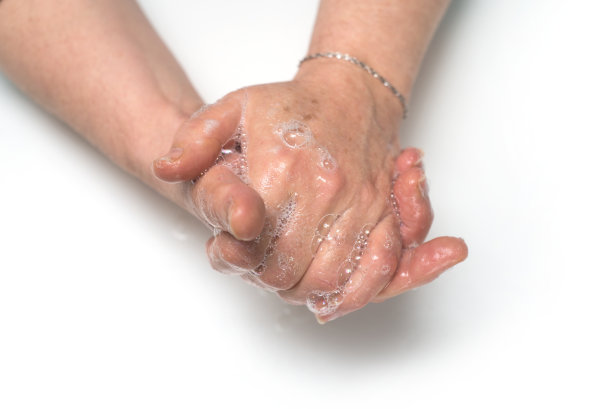 在白色背景上洗手的妇女的手，以保护自己免受冠状病毒感染图片下载