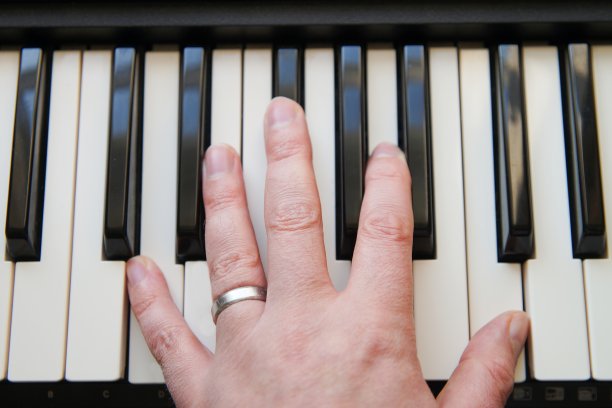 手弹钢琴图片下载