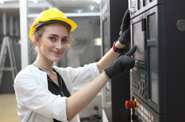 女工程师在车间协助生产工程师检查金属件图片下载