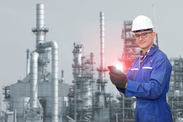 智能工厂中拥有自动化无线机器人手臂的生产工程师。炼油厂的混合媒体图片下载