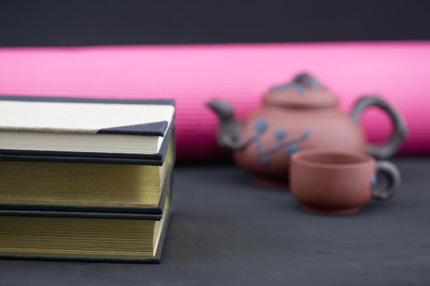 健康健身和学习体现在书籍、瑜伽垫和茶中图片下载