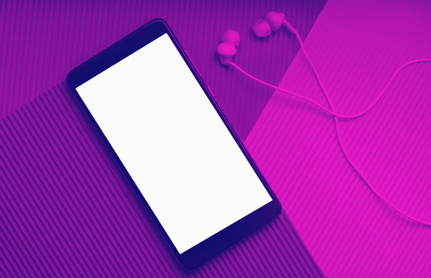 俯视图手机与耳机在时尚的多色充满活力的背景。霓虹塑身。图片下载