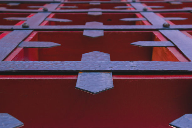 古老的锻造大门，关上。旧堡垒门的一部分图片下载