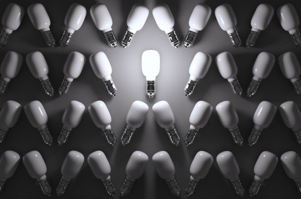 从人群中脱颖而出的灯泡图片下载