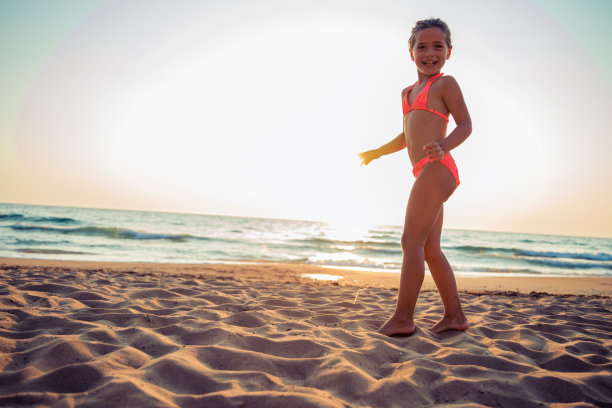 小女孩在海滩上享受图片下载