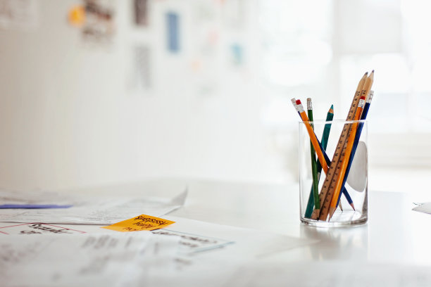 商务设计办公室办公桌上的玻璃罐和铅笔图片下载