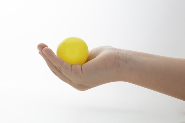 小孩子手里拿着网球图片下载