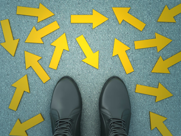 脚在沥青道路与箭头- 3D渲染图片下载