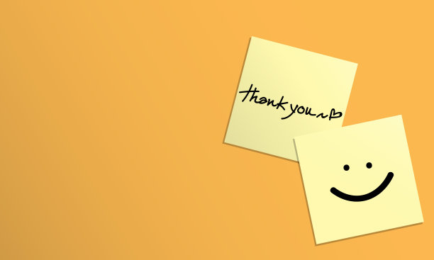 黄色背景的黄色便利贴上手写的感谢信息，心形和笑脸。矢量插图。图片下载