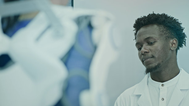 实验室里的年轻科学家肖像图片下载