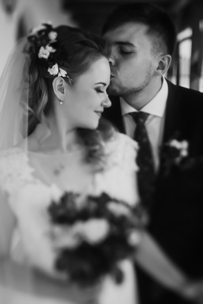 时尚婚礼情侣拥抱合影。奢华新娘和新郎相拥。温柔感性的时刻。浪漫的黑白照片图片下载