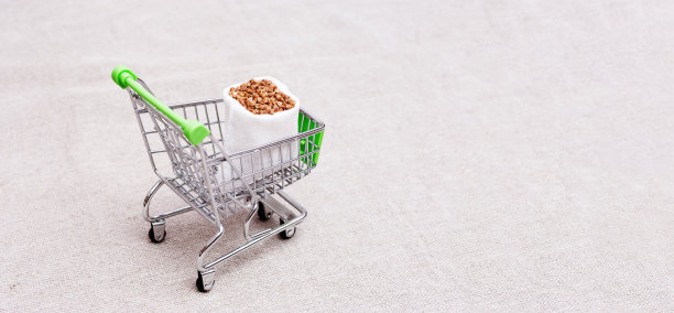 购物车满袋荞麦在灯光背景与拷贝空间。健康食品。天然有机谷物。图片下载