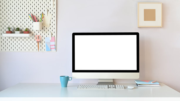 工作空间电脑放在白色的工作桌上，办公用品，钉板和咖啡杯，粉彩概念。图片下载