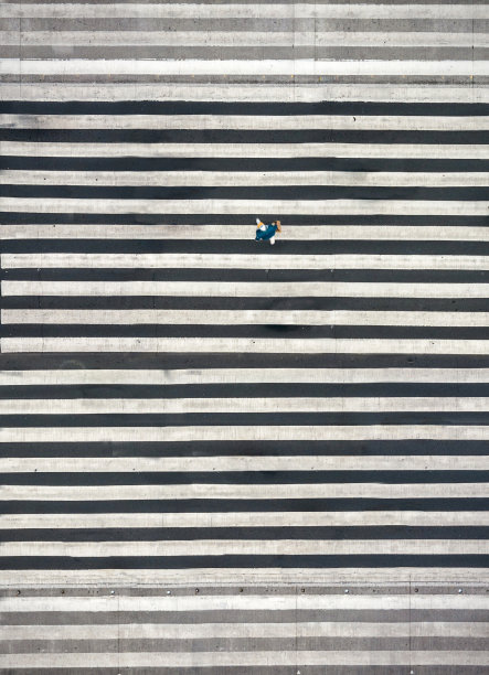 独自行走的人代表COVID-19的社交距离图片下载