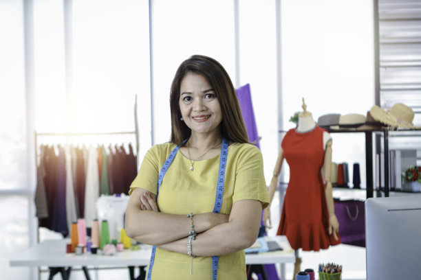 时装设计师在缝纫工作室里交叉双臂图片下载