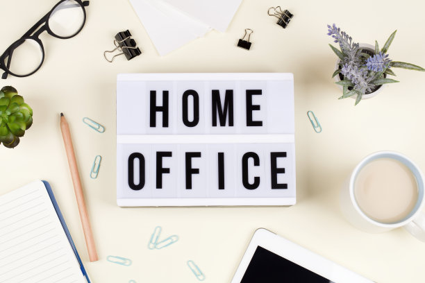 灯箱与文本，家庭办公室，笔记本，铅笔，眼镜，花和茶。图片下载