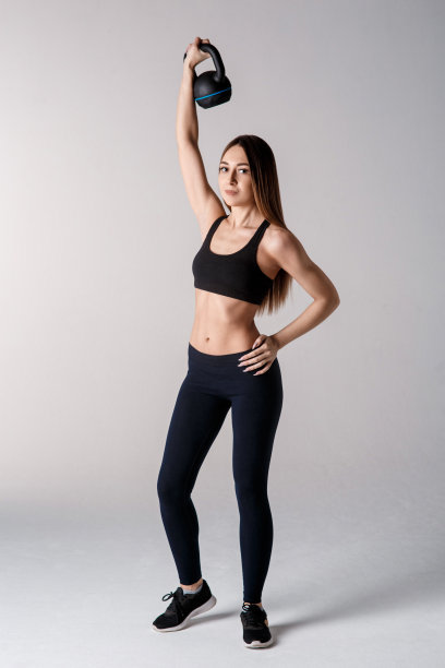 用壶铃做弓步的健壮女人。在白色背景下，拉丁裔女性的轮廓照片。力量和动力。侧视图图片下载
