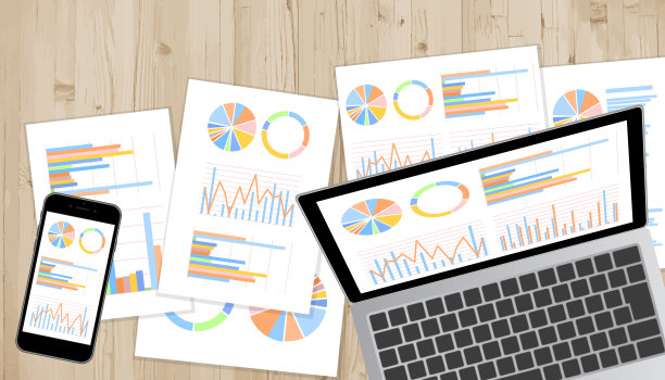 笔记本电脑和智能手机图形数据木桌背景图片下载