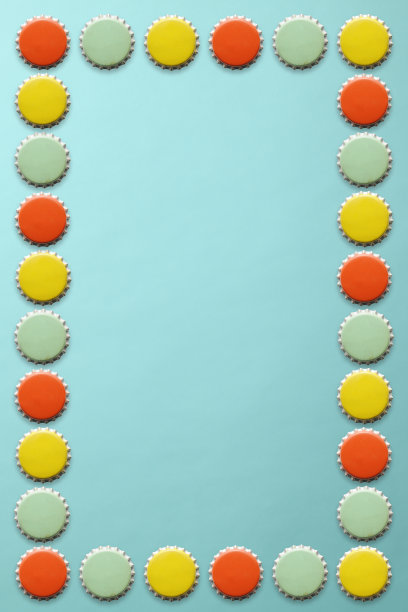 旧彩色瓶盖框架浅蓝色背景图片下载