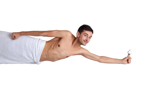 一位英俊的白人男性用一条白毛巾裹着臀部洗澡后。图片下载