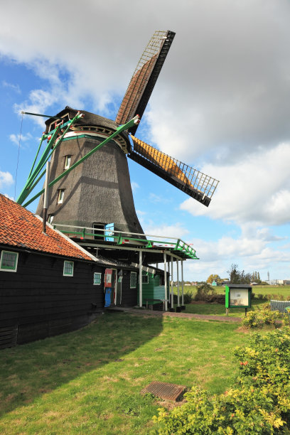 绿色山丘上的风车图片下载