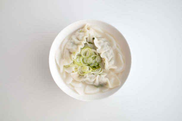 用年糕和饺子做成的汤。韩国名字Tteok-mandu-guk。图片下载