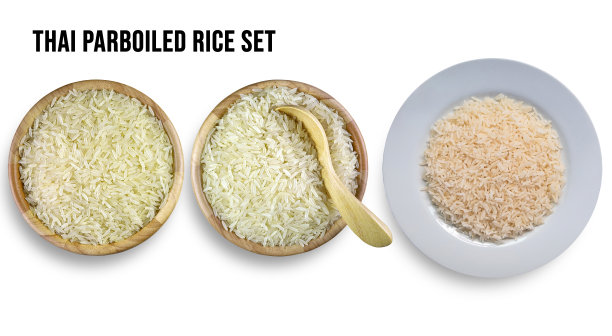 一套泰国煮熟米饭，未煮熟和煮熟在木碗和陶瓷盘孤立在白色的背景。剪辑路径。图片下载