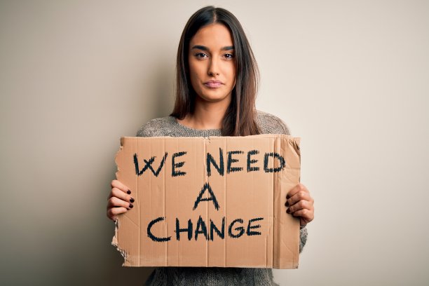 年轻美丽的黑发激进女性抗议的旗帜与自信的表情在聪明的脸上思考严肃图片下载