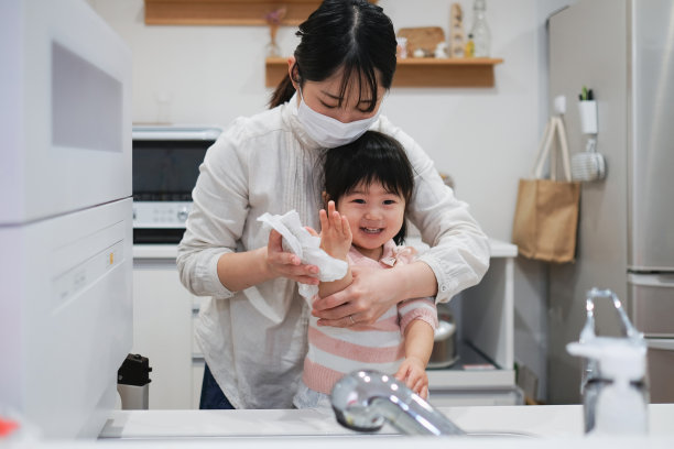 孩子和母亲一起学习洗手图片下载