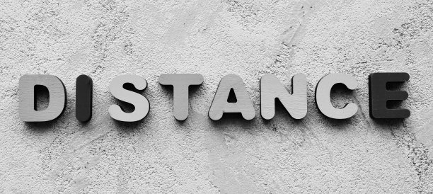 石头背景上的“距离”一词。黑白摄影。图片下载