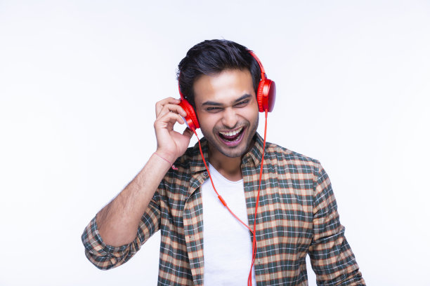 这款耳机的音效太棒了！素材照片图片下载