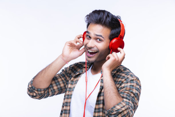 这款耳机的音效太棒了！素材照片图片下载