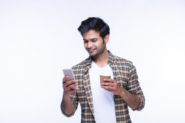 使用手机的印度男人照片图片下载