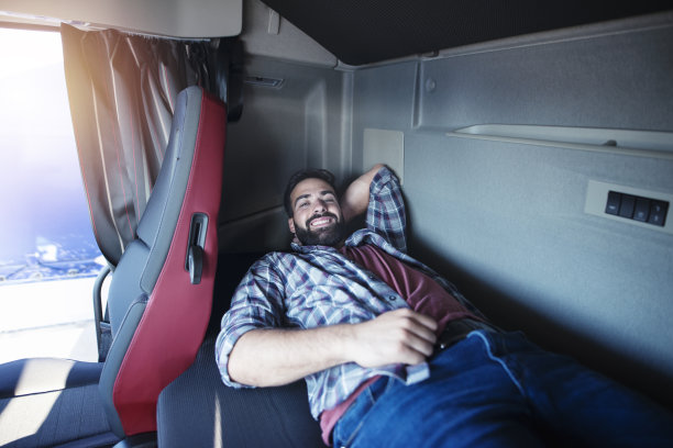 卡车司机在舒适的驾驶室卧铺休息图片下载
