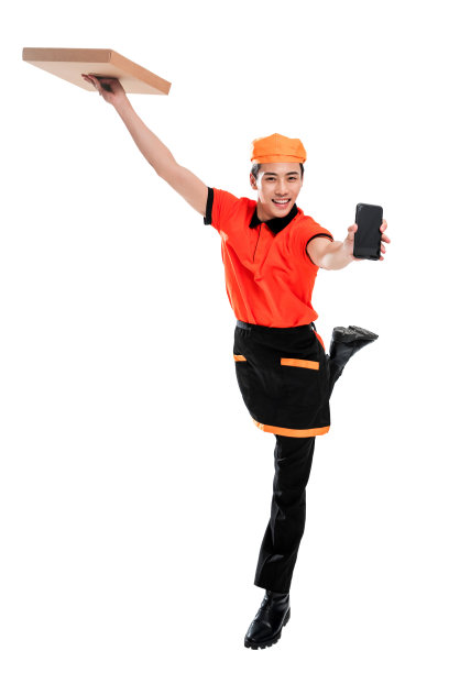 年轻的披萨店服务员图片下载