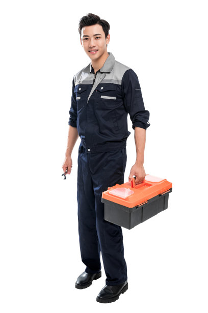 青年男修理工拿着工具图片下载