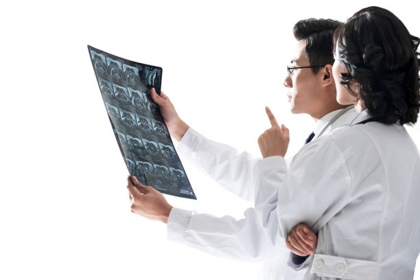 青年医生拿着X光片讨论图片下载