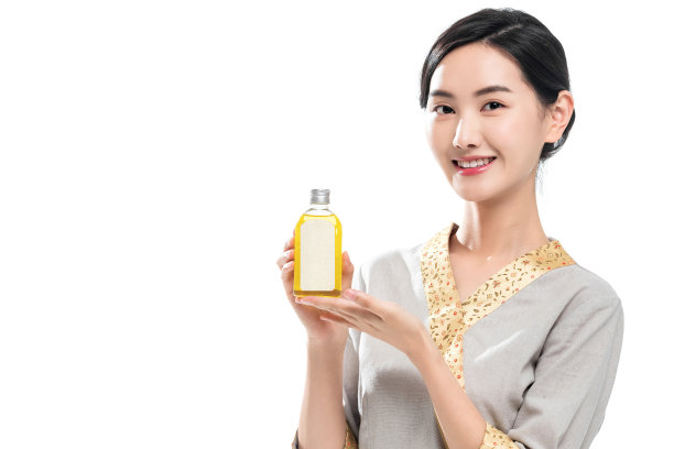 美容院里的青年美容师图片下载