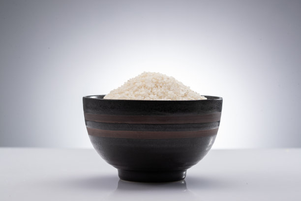 白色背景下的一碗大米图片下载