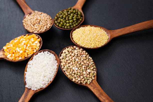 木匙盛着五谷杂粮图片下载