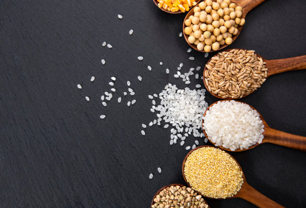 木匙盛着五谷杂粮图片下载