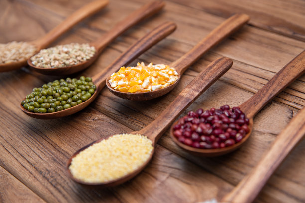 木匙盛着五谷杂粮图片下载