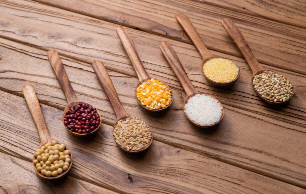 木匙盛着五谷杂粮图片下载