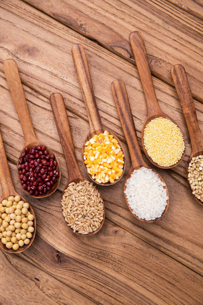 木匙盛着五谷杂粮图片下载