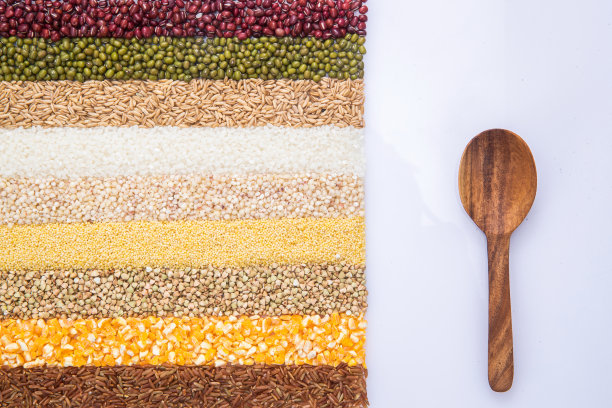 五谷杂粮平铺和木匙图片下载