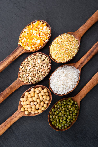 木匙盛着五谷杂粮图片下载