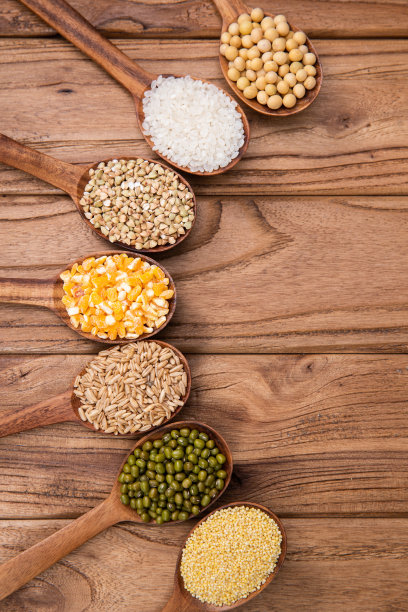 木匙盛着五谷杂粮图片下载