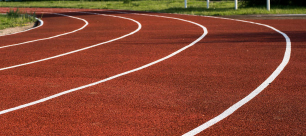 体育场的跑道。橡胶涂层。跑步机在新鲜空气中。健康的生活方式的概念。运动员的有氧运动图片下载