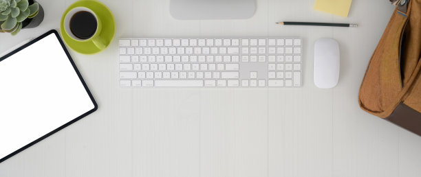 头顶拍摄时尚的工作空间与模拟平板电脑，电脑设备和其他办公用品图片下载