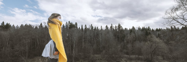 戴医用口罩的年轻悲伤少女图片下载